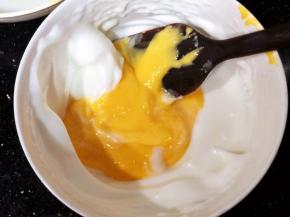 再倒入到余下的蛋白糊中