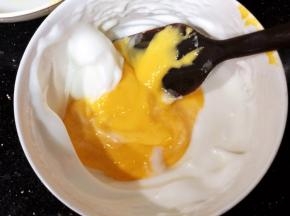再倒入到余下的蛋白糊中