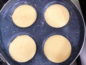 挤入面糊，放几滴水再锅边