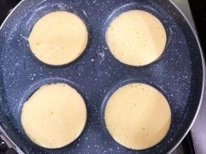 挤入面糊，放几滴水再锅边