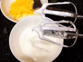 蛋白加入砂糖、柠檬汁打至硬性发泡