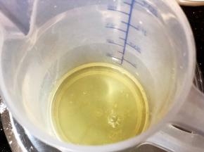 蛋清装入干净的容器中