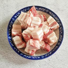 把五花肉切成块，不要太小，它炒制的过程中会回缩