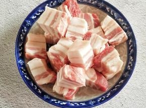 把五花肉切成块，不要太小，它炒制的过程中会回缩