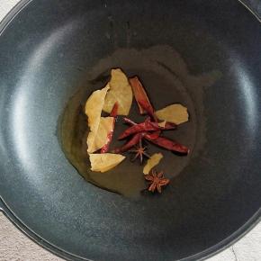 热锅凉油，下八角，干辣椒，桂皮，香叶小火煸香