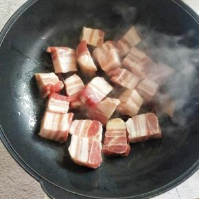 再加入切成块的五花肉
