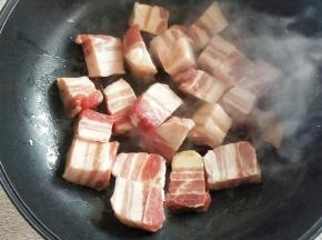 再加入切成块的五花肉