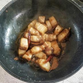 这个时候加入一半的甘汁园双碳白砂糖，让它上色，用这个方法不用炒糖色