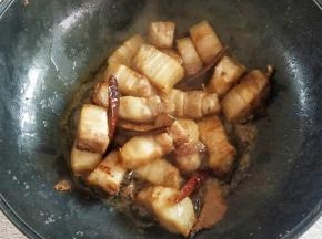 这个时候加入一半的甘汁园双碳白砂糖，让它上色，用这个方法不用炒糖色
