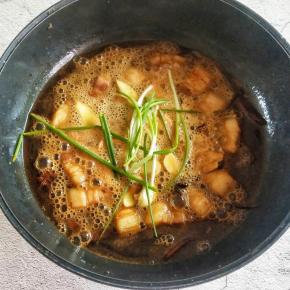 加入没过食材的啤酒，再加入剩余的白糖，生抽，老抽和葱姜蒜，大火烧开转中小火，盖上盖子焖煮20分钟