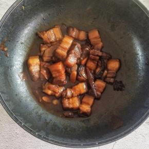 20分钟到了，不要开盖，然后再关火，继续盖上盖子闷五分钟，俗话说得好“千炖万煮不一焖”这一步很重要哦