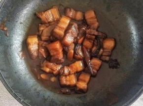 20分钟到了，不要开盖，然后再关火，继续盖上盖子闷五分钟，俗话说得好“千炖万煮不一焖”这一步很重要哦