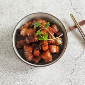 是不是颜色特别的美丽呢？肥而不腻的红烧肉就做好了，你学会了吗？