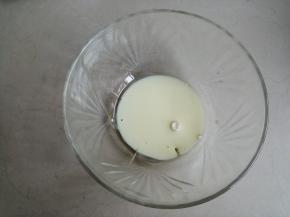 玉米油和牛奶倒入打蛋盆里