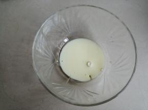 玉米油和牛奶倒入打蛋盆里