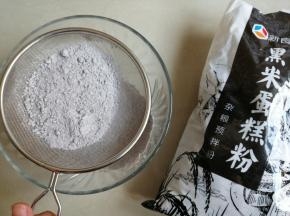 将黑米蛋糕粉先过筛一下，过筛后你会发现，筛网里面会有一点点还没完全磨成粉末的黑米和黑芝麻的颗粒。这些颗粒可别倒了，那可是营养，直接撒入过筛后的面粉里
