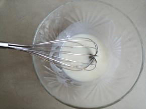 用蛋抽将它们搅拌1分钟，乳化好，没有出现水油分离