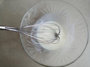 用蛋抽将它们搅拌1分钟，乳化好，没有出现水油分离