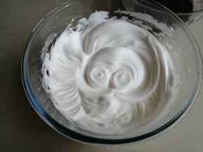 鸡蛋清分3次加入糖，用电动打蛋器打至干性发泡