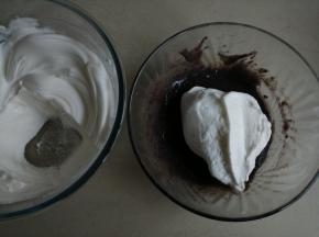 取1/3打发好的蛋白霜到蛋黄糊里，从底部向上翻拌并切拌均匀