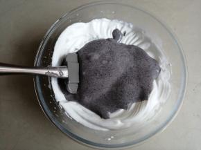 将拌好的蛋糕糊倒入剩余的蛋白霜里，用同样的手法翻拌好