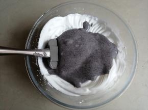 将拌好的蛋糕糊倒入剩余的蛋白霜里，用同样的手法翻拌好