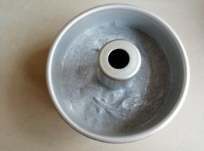 将蛋糕糊倒入活底的阳极6寸圆形模具里，在桌面上震出气泡