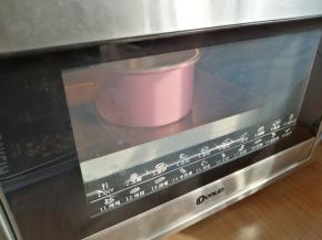 放入已经提前预热到160度的东菱K40C烤箱最下面一层，烘烤30分钟左右。烘烤结束，将蛋糕取出，离桌面20CM高度摔一下，然后倒扣，待蛋糕放凉后再脱模