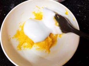 取1/3打好的蛋白糊先翻拌均匀
