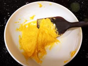 拌匀的蛋黄糊中加入低筋面粉，翻拌均匀