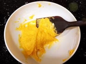 拌匀的蛋黄糊中加入低筋面粉，翻拌均匀
