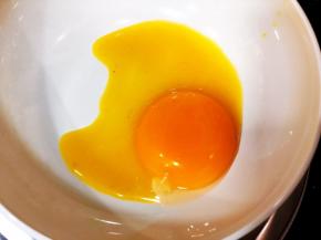 百香果果汁与蛋黄拌匀