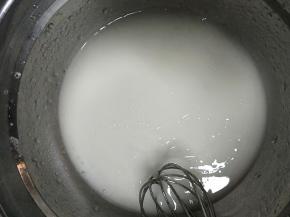 水,油,取10g白糖倒入盆中，手动打蛋器搅打均匀