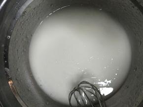 水,油,取10g白糖倒入盆中，手动打蛋器搅打均匀