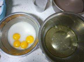 蛋白和蛋黄分离，将蛋白装入一个无油无水的容器待用