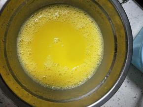 蛋黄倒入水油盆中，搅散