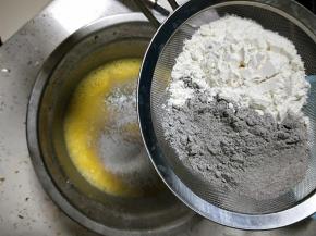 黑米粉和低粉筛入蛋黄盆中