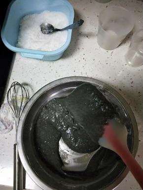 用翻拌的手法拌匀无干粉状