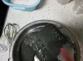 用翻拌的手法拌匀无干粉状