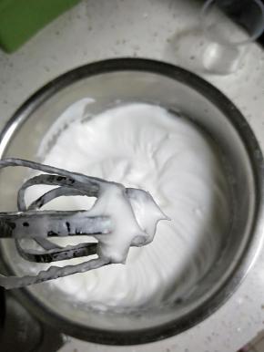 40g白糖分三次加入蛋白中打发到硬性