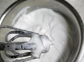 40g白糖分三次加入蛋白中打发到硬性