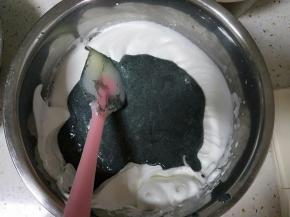 取三分之一蛋白到蛋黄糊中拌匀，倒回蛋白中翻拌均匀