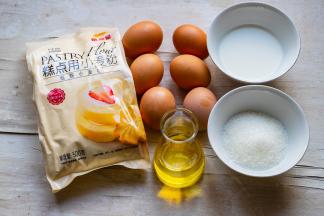 准备要用到的所有材料，材料都是室温状态下的，低筋面粉提前过筛。