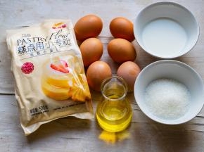 准备要用到的所有材料，材料都是室温状态下的，低筋面粉提前过筛。
