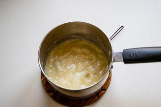 玉米油放入奶锅中小火加热至起油丝的状态，将过筛的低筋面粉倒入玉米油中，用刮刀拌匀，油很热，还能看到面粉在冒泡泡。