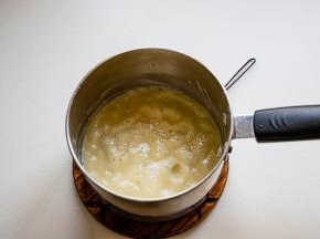 玉米油放入奶锅中小火加热至起油丝的状态，将过筛的低筋面粉倒入玉米油中，用刮刀拌匀，油很热，还能看到面粉在冒泡泡。