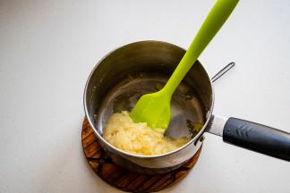 加入牛奶拌匀，拌匀的面糊反而变得很厚实。