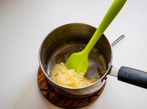 加入牛奶拌匀，拌匀的面糊反而变得很厚实。