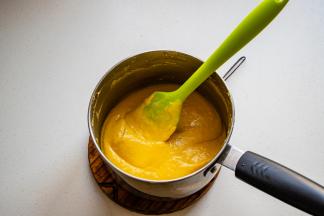 分开蛋清、蛋黄至2个无油无水的干净容器中，蛋黄、酸奶加入面粉中搅匀，待用。