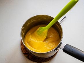 分开蛋清、蛋黄至2个无油无水的干净容器中，蛋黄、酸奶加入面粉中搅匀，待用。